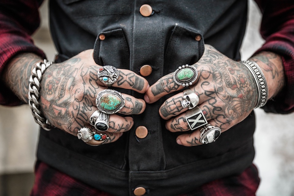 Schwalben tattoo handgelenk bedeutung