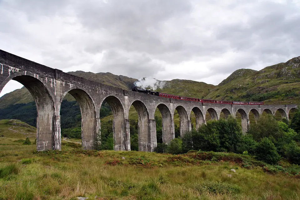 Glenfinnan Viaduct in Schottland Bogenbrücke