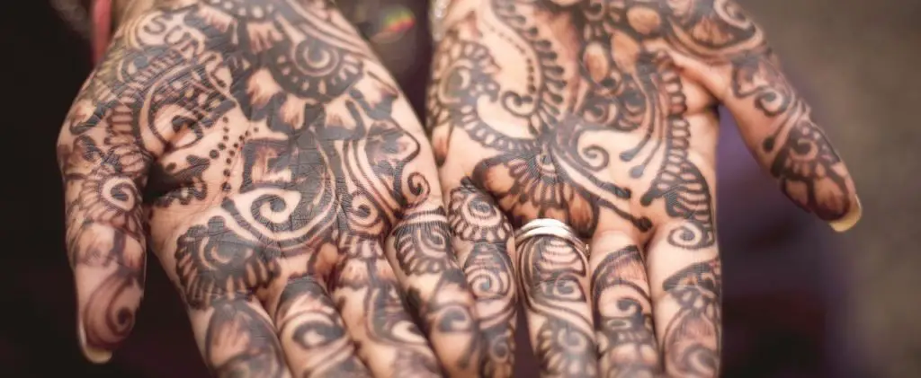 Henna Farbe von der Haut entfernen Anleitung & Tipps