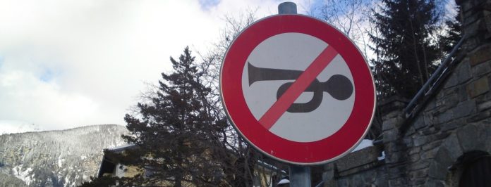 Hupen innerorts und außerorts - wann ist das erlaubt Hupen innerorts und außerorts - wann ist das erlaubt