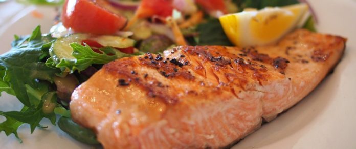 Fisch erneut aufwärmen - darf man das & was beachten Fisch erneut aufwärmen - darf man das & was beachten